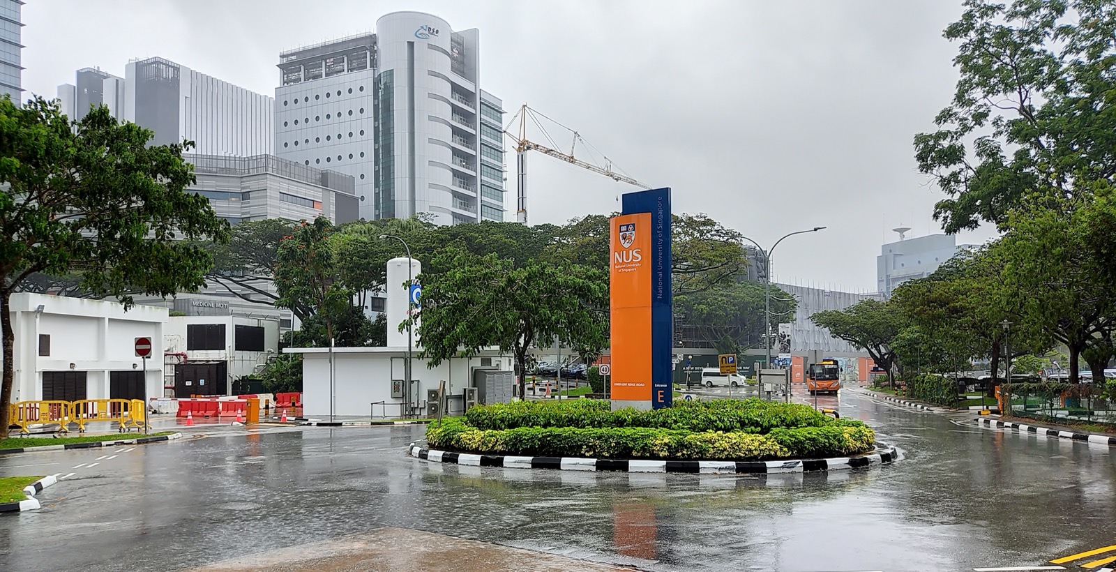 新加坡国立大学校园入口与校名标识