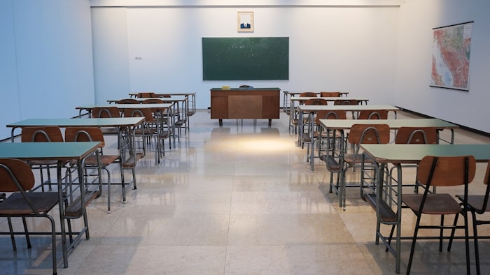 新加坡中学生在课堂认真学习