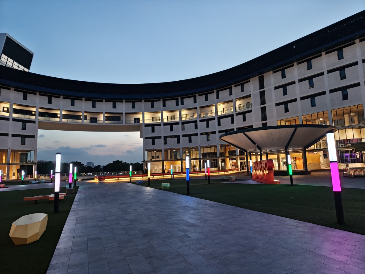 淡马锡理工学院 Tampines 临湖校区（图：Wikimedia Commons）